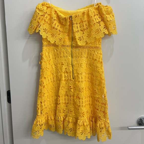 Cute yellow, flower lace Lulus dress. Size Small. - Picture 6 of 12